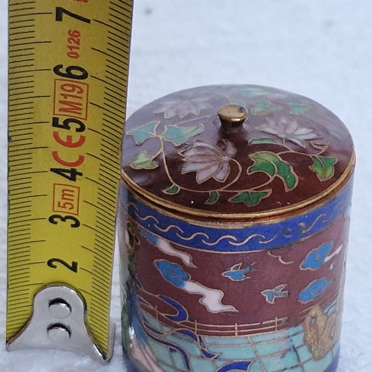 A delightful antique Japansese  cloisonné small lidded box, geisha lingzhi tempel enamel