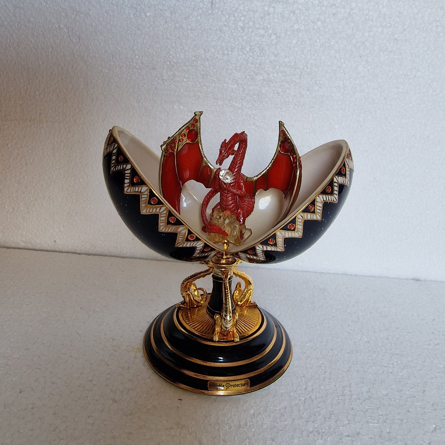 Ardleigh Elliott Red Dragon Egg, Crystal Guardians, Mythic Collectible