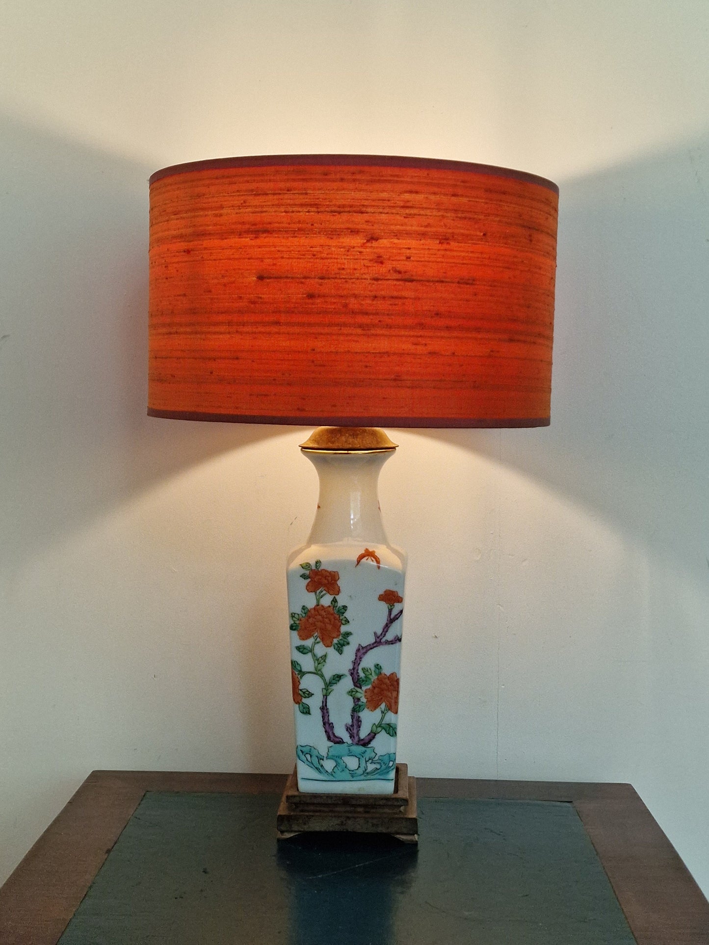 Large table lamp chinese porcelain, with natural orange silk shade, luxury tablelamp, Antique China. Nice estate lamp!