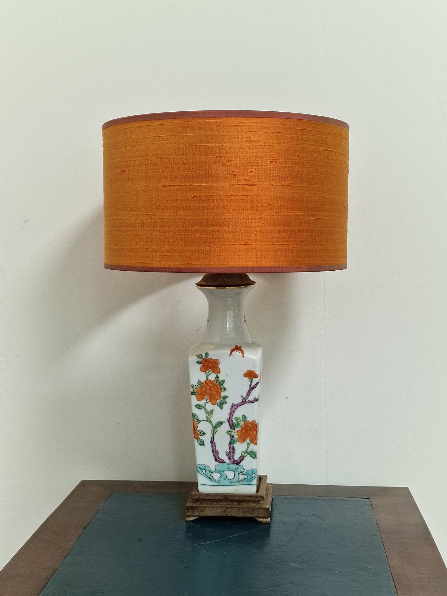 Large table lamp chinese porcelain, with natural orange silk shade, luxury tablelamp, Antique China. Nice estate lamp!