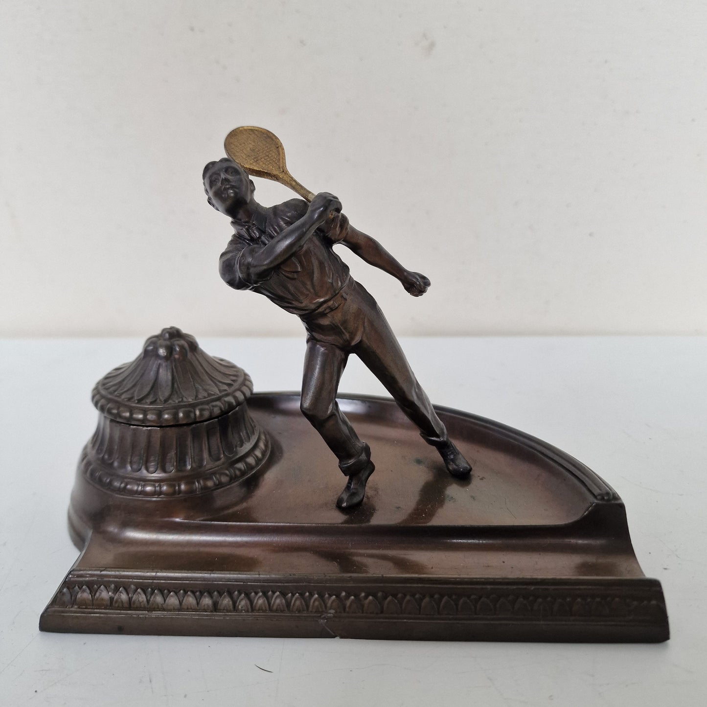 tennisplayer bronze inktwell antique '20's tennis speler chique inktpot desk ornament object prestige tennis game class bronzen arts crafts