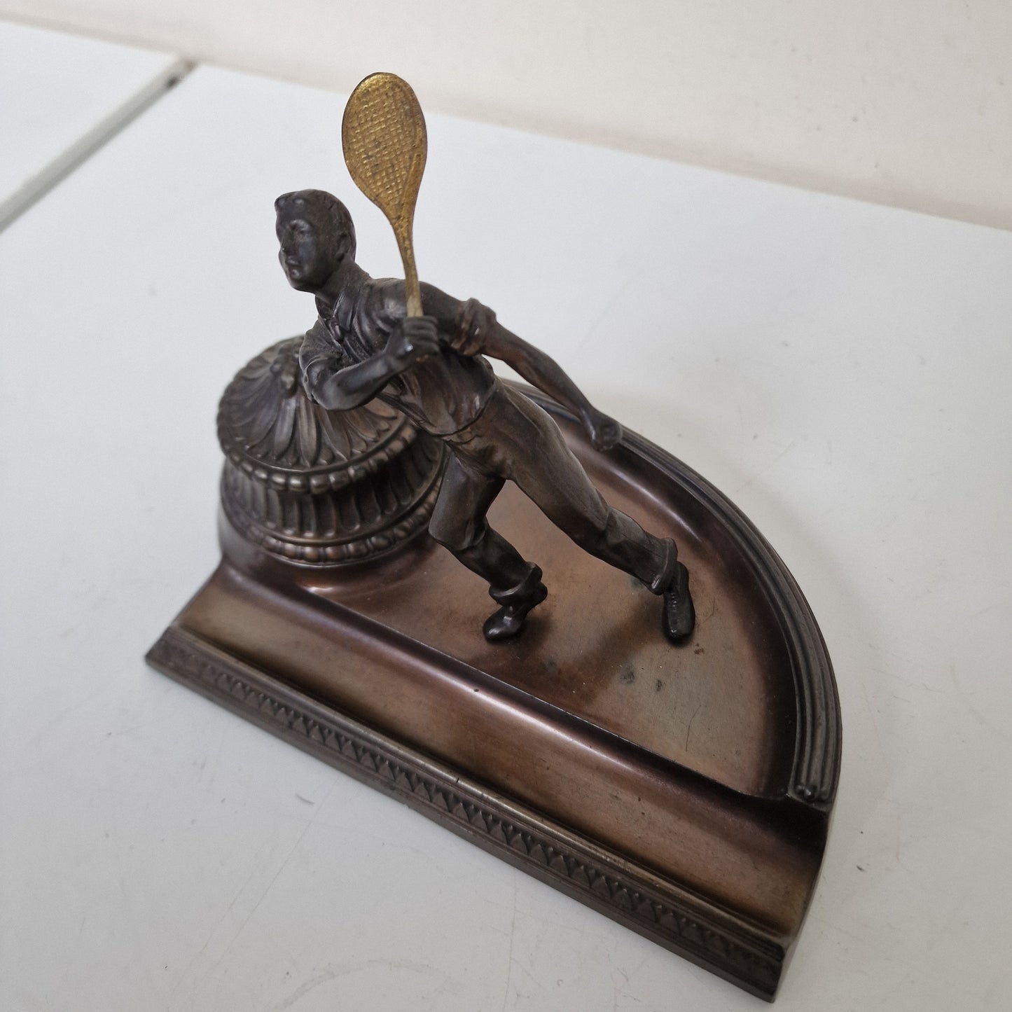 tennisplayer bronze inktwell antique '20's tennis speler chique inktpot desk ornament object prestige tennis game class bronzen arts crafts