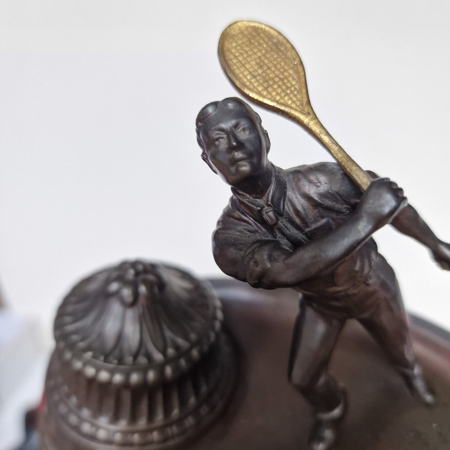 tennisplayer bronze inktwell antique '20's tennis speler chique inktpot desk ornament object prestige tennis game class bronzen arts crafts
