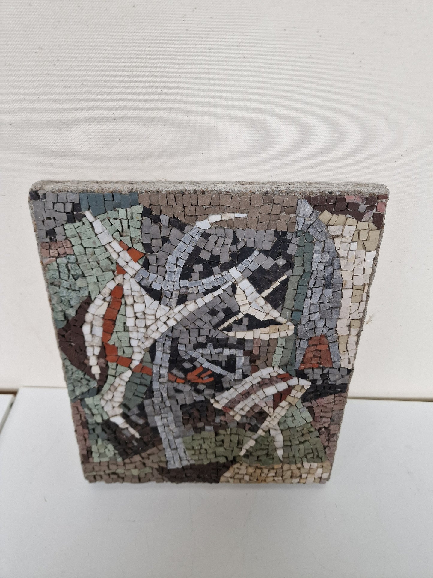 Jacob 'Jaap' Bouhuys (Arnhem 1902-1983 Haarlem) & Petronella ‘Nel’ Bouhuys-Klaassen, Abstract, gepolychromeerde mozaïek, 31 x 25,5 cm.,