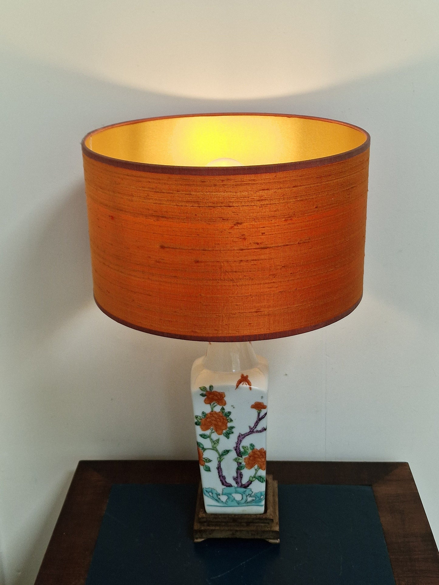 Large table lamp chinese porcelain, with natural orange silk shade, luxury tablelamp, Antique China. Nice estate lamp!