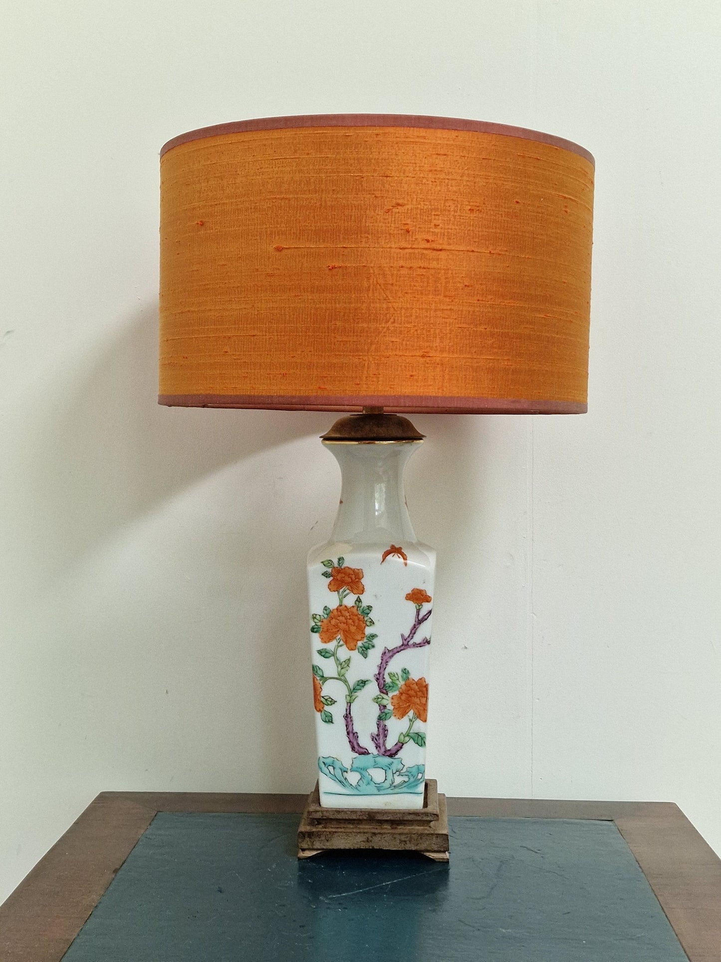 Large table lamp chinese porcelain, with natural orange silk shade, luxury tablelamp, Antique China. Nice estate lamp!