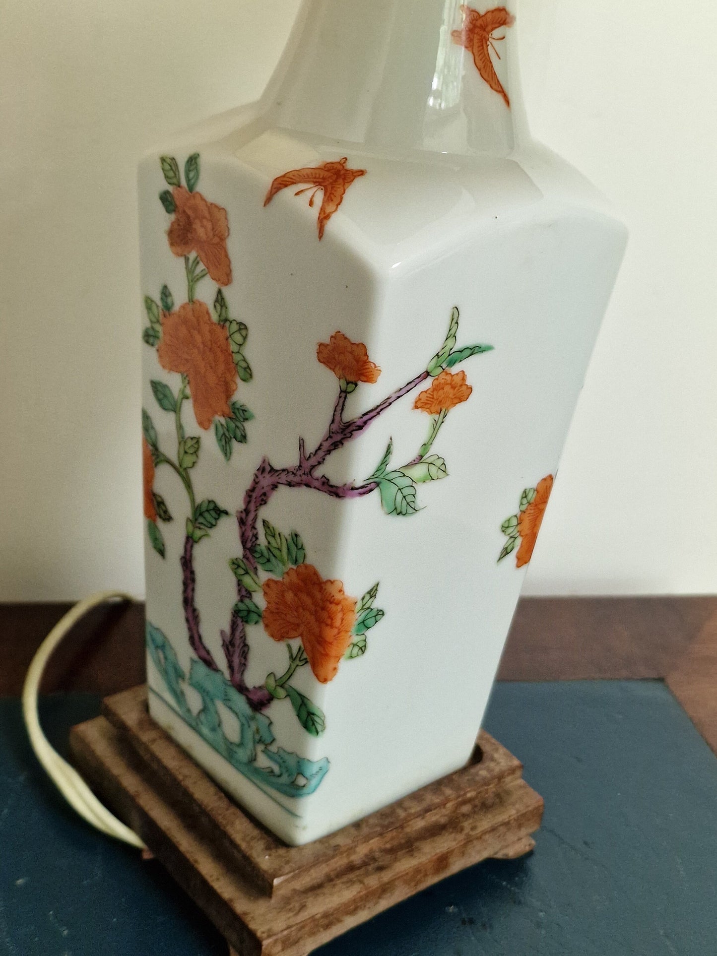 Large table lamp chinese porcelain, with natural orange silk shade, luxury tablelamp, Antique China. Nice estate lamp!