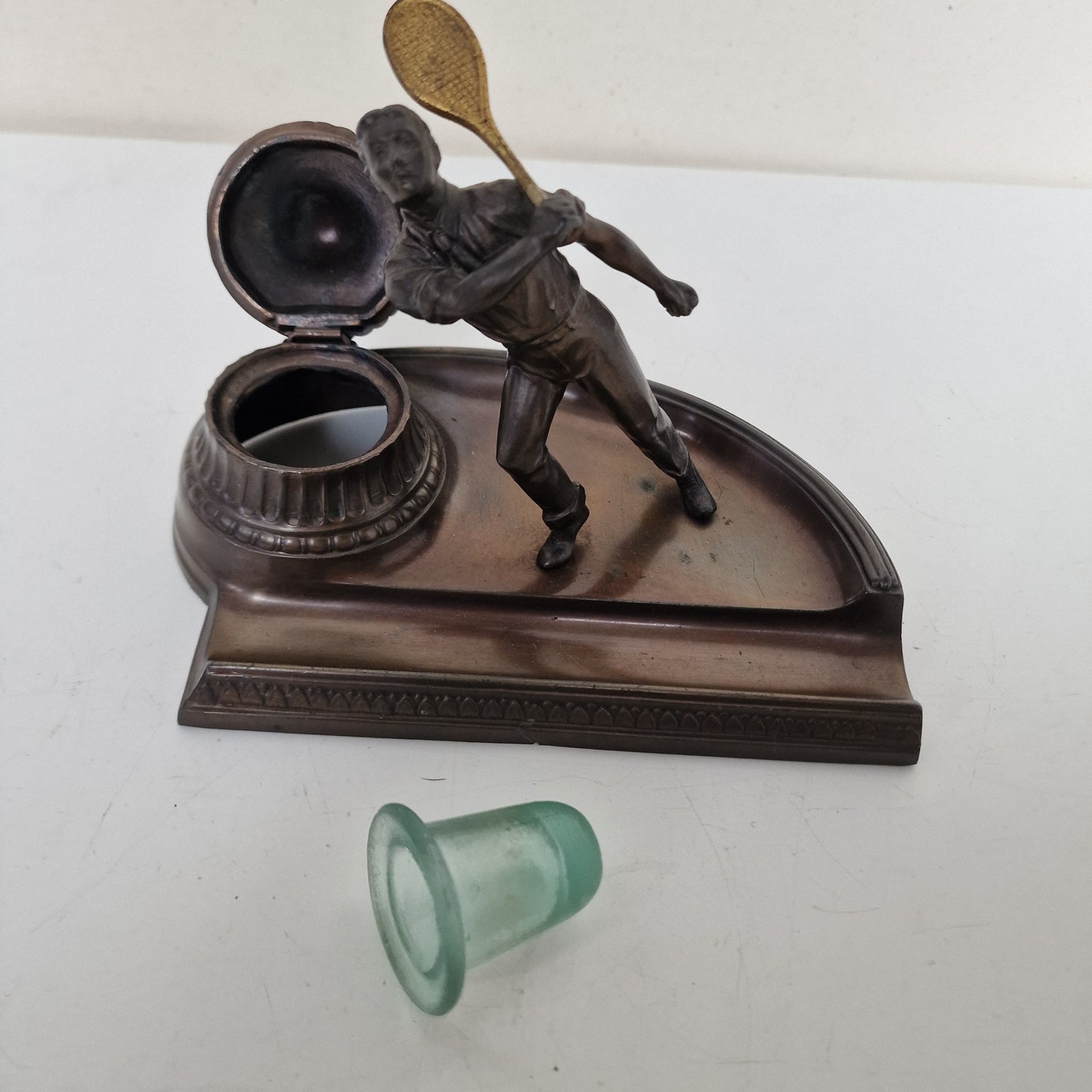 tennisplayer bronze inktwell antique '20's tennis speler chique inktpot desk ornament object prestige tennis game class bronzen arts crafts