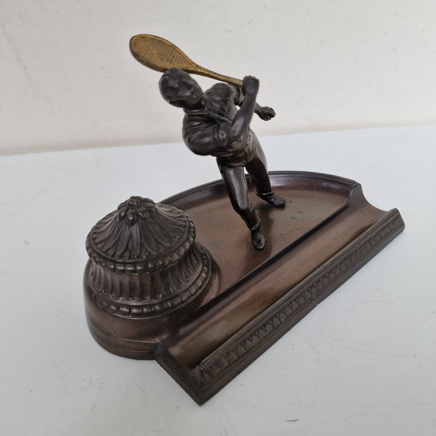 tennisplayer bronze inktwell antique '20's tennis speler chique inktpot desk ornament object prestige tennis game class bronzen arts crafts