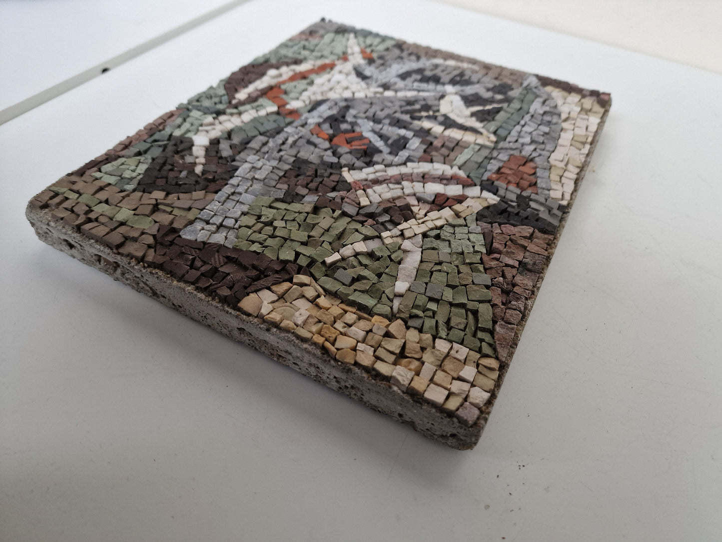 Jacob 'Jaap' Bouhuys (Arnhem 1902-1983 Haarlem) & Petronella ‘Nel’ Bouhuys-Klaassen, Abstract, gepolychromeerde mozaïek, 31 x 25,5 cm.,