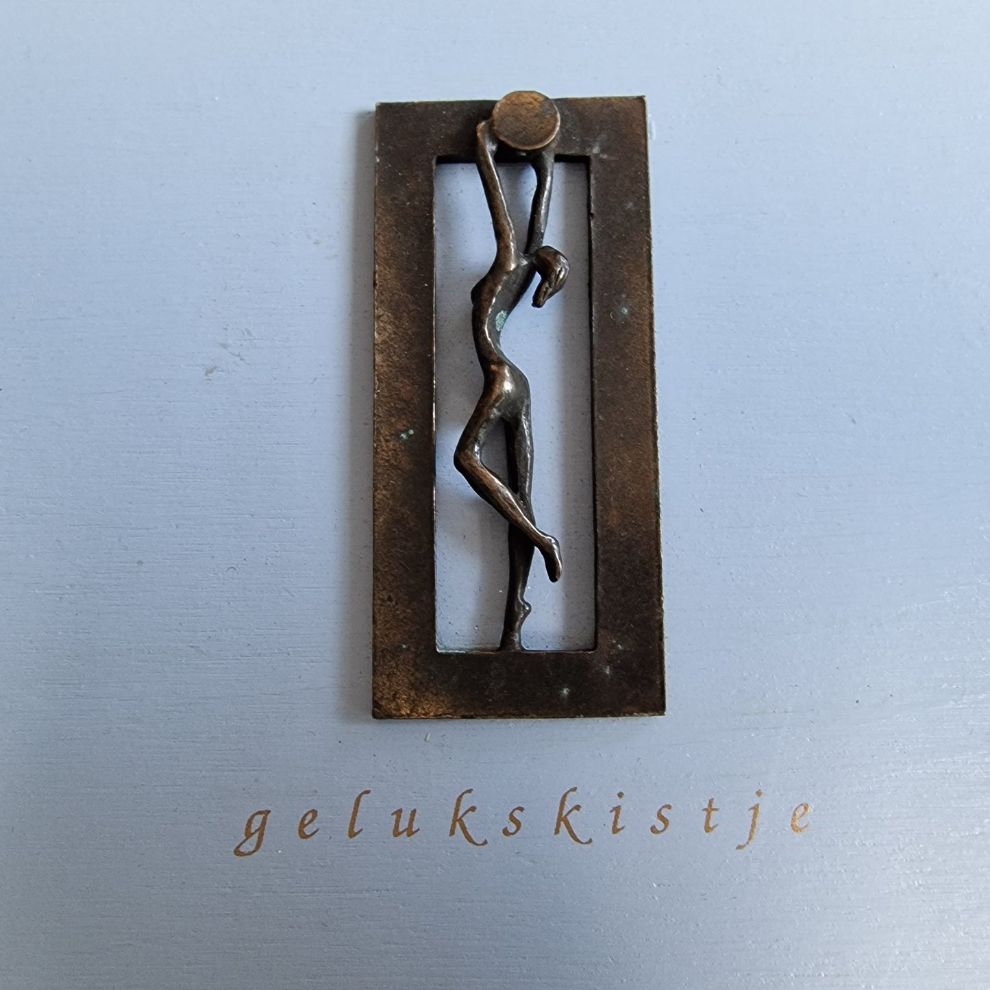 Happinessbox, gelukskistje with bronze figure, Artist Corry van ammerlaan Artihove Dutch designer to put in treasures memories perfect gift
