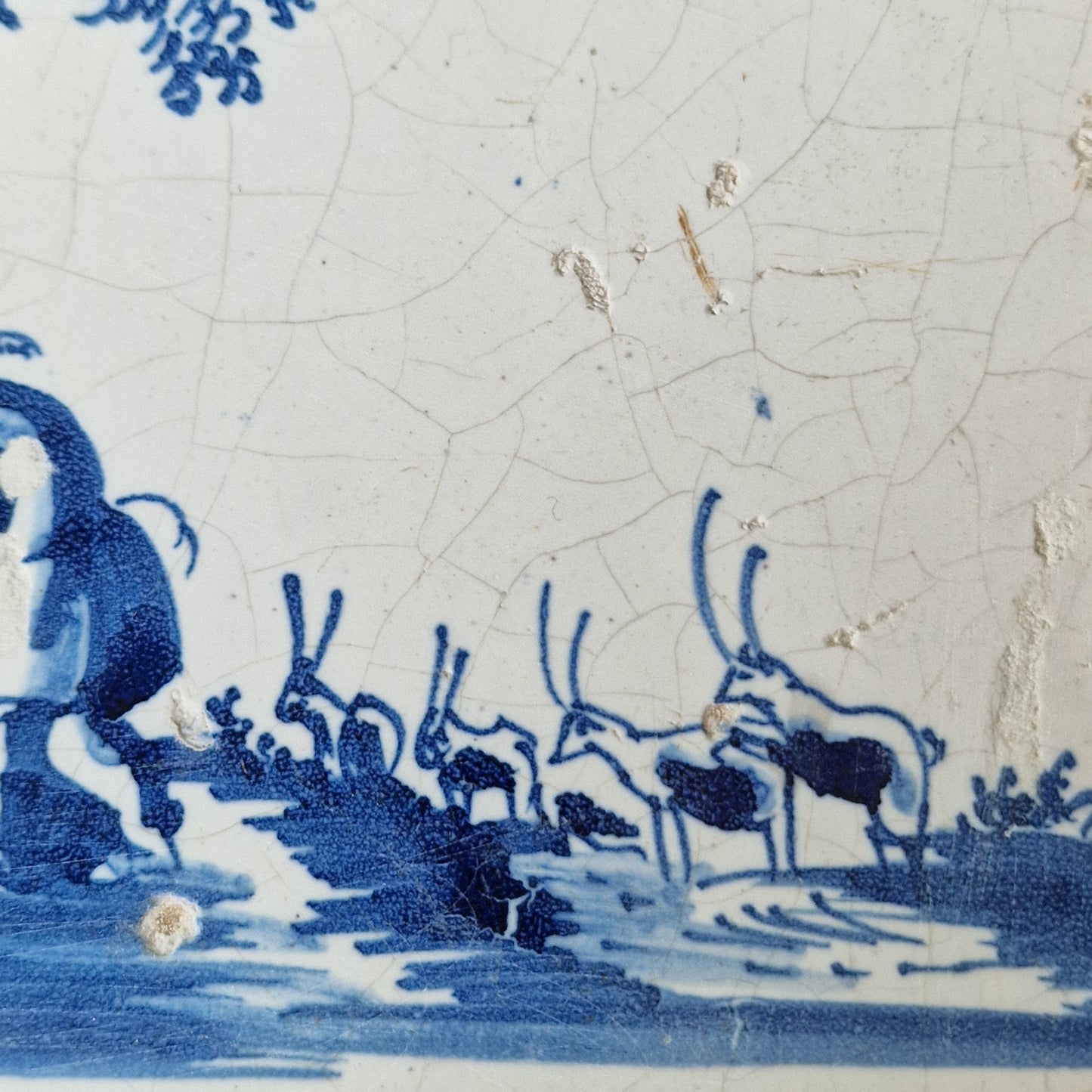 17th Dutch naughty Tile Antieke tegel met een prachtig tafereel, schilderij tegel -  delft blue holland tile