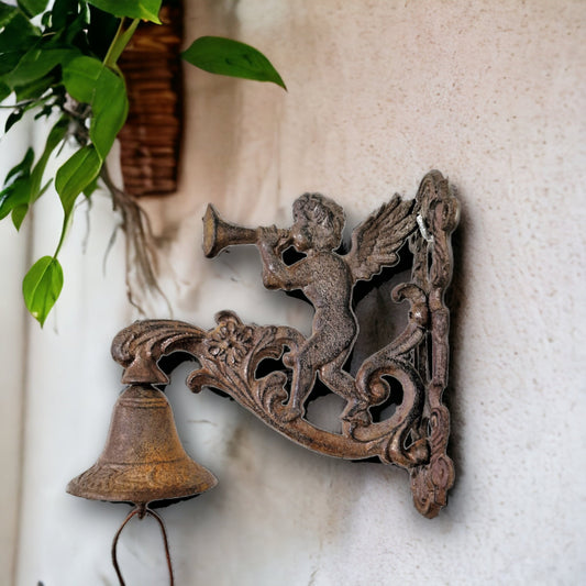 antieke oude gietijzeren bel met hoornblazende engel, tuin bel, garden bell horn blowing angel