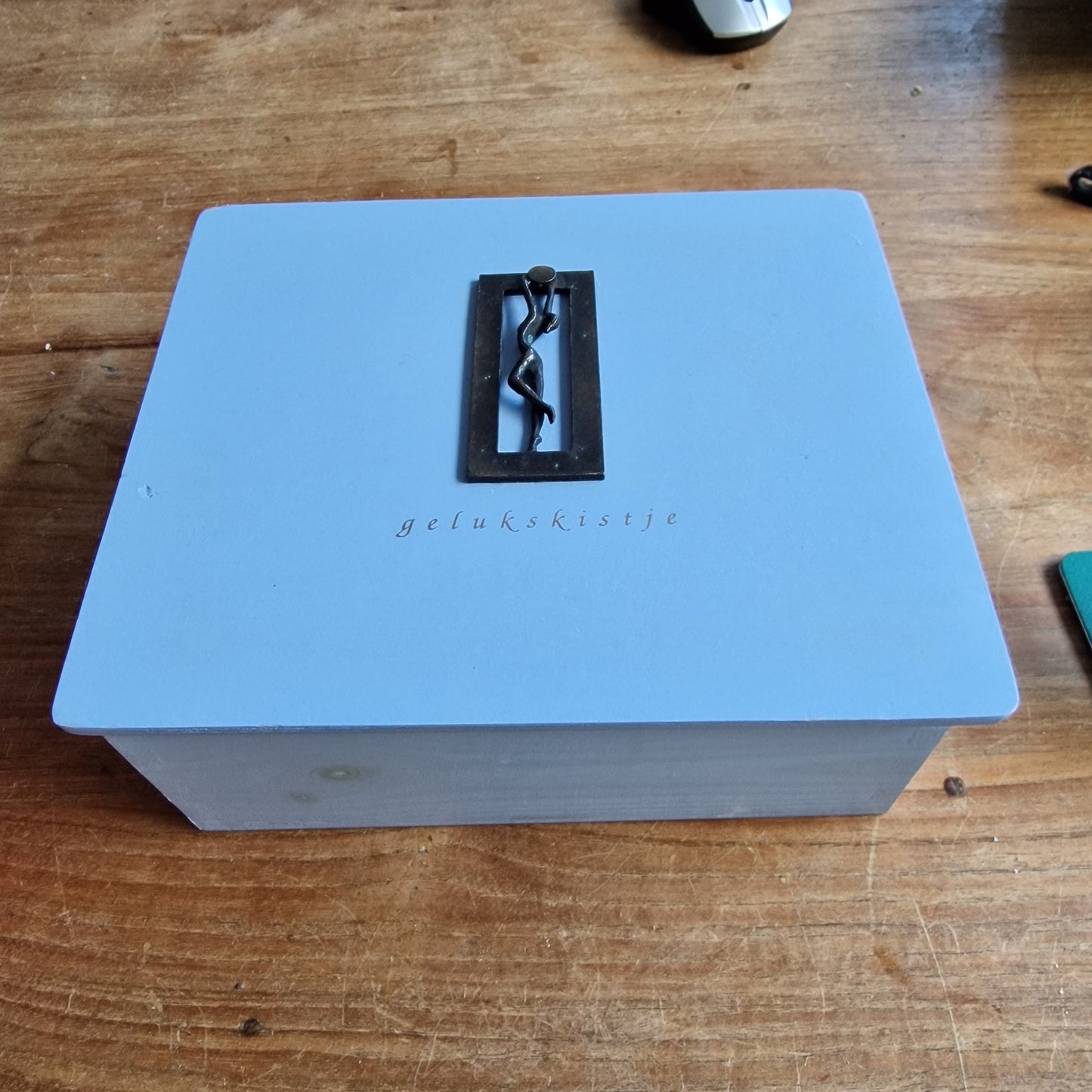 Happinessbox, gelukskistje with bronze figure, Artist Corry van ammerlaan Artihove Dutch designer to put in treasures memories perfect gift