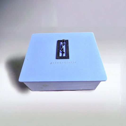 Happinessbox, gelukskistje with bronze figure, Artist Corry van ammerlaan Artihove Dutch designer to put in treasures memories perfect gift