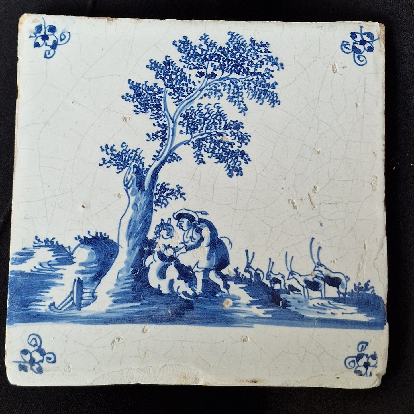17th Dutch naughty Tile Antieke tegel met een prachtig tafereel, schilderij tegel -  delft blue holland tile