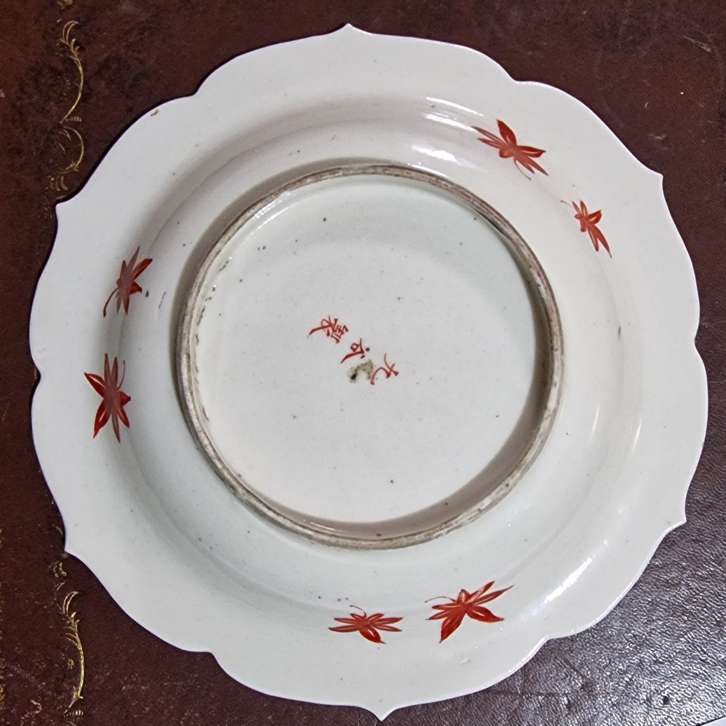 Kakiemon, ca 1870, meiji 19e eeuws antiek japanse verfijne voorstelling en lotus vorm, bird bord plate dish japanese antiques polychrome