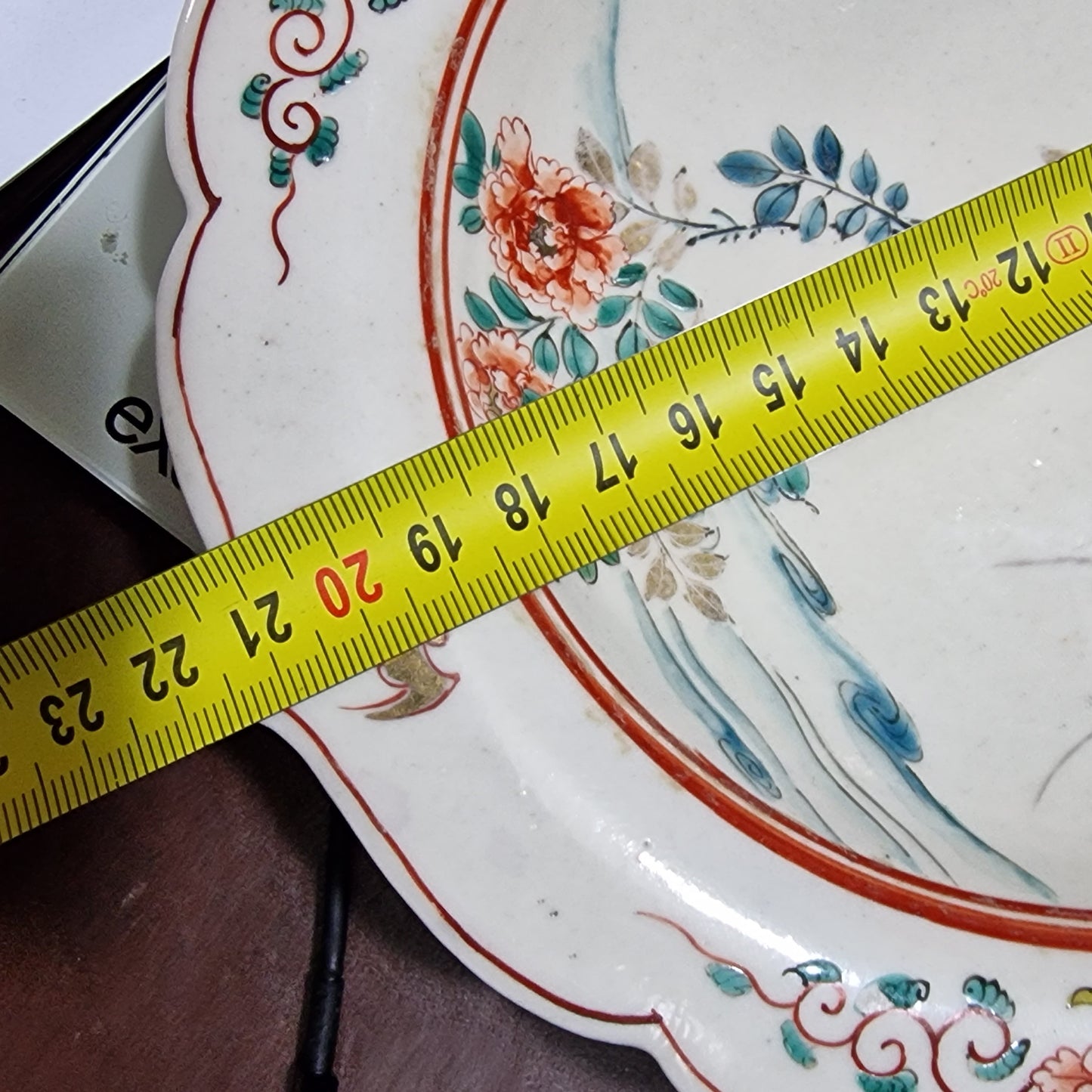 Kakiemon, ca 1870, meiji 19e eeuws antiek japanse verfijne voorstelling en lotus vorm, bird bord plate dish japanese antiques polychrome