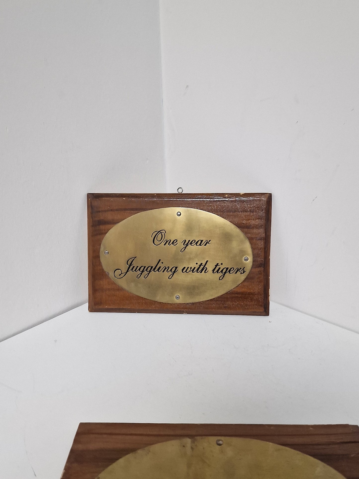 British India: kolonial plate 'one year juggling with tigers' ' wood copper antiques