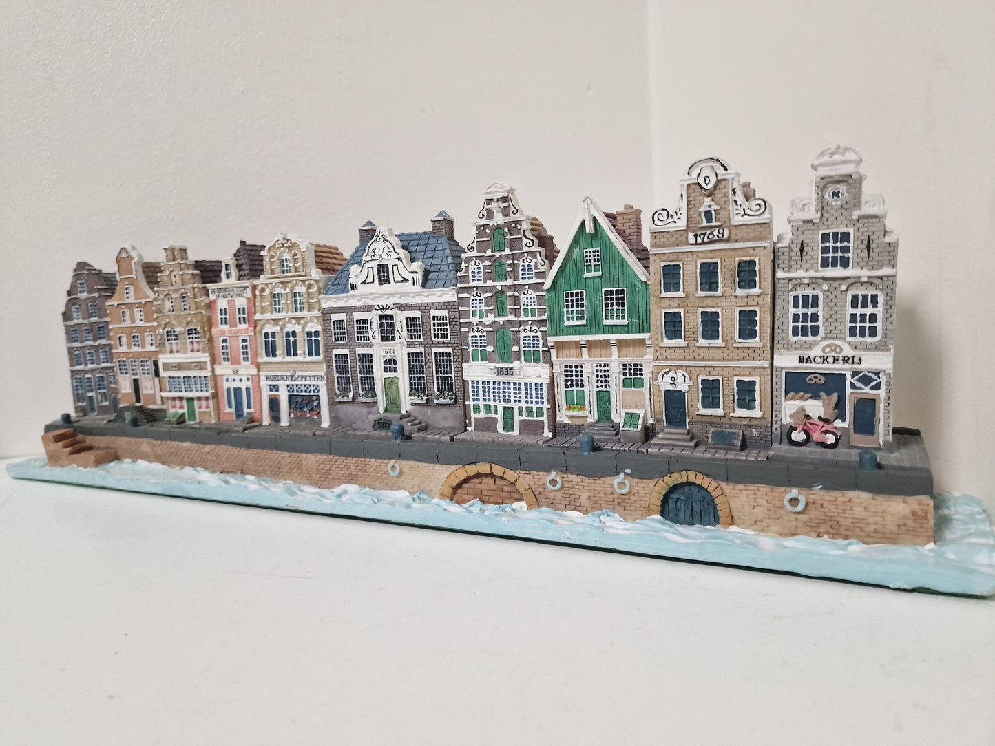 Hollandse dutch collectables Amsterdamse 'KLM' old handpainted Grachten huisjes, grachtenpand set of 10 houses on a display by Jacob Blokker