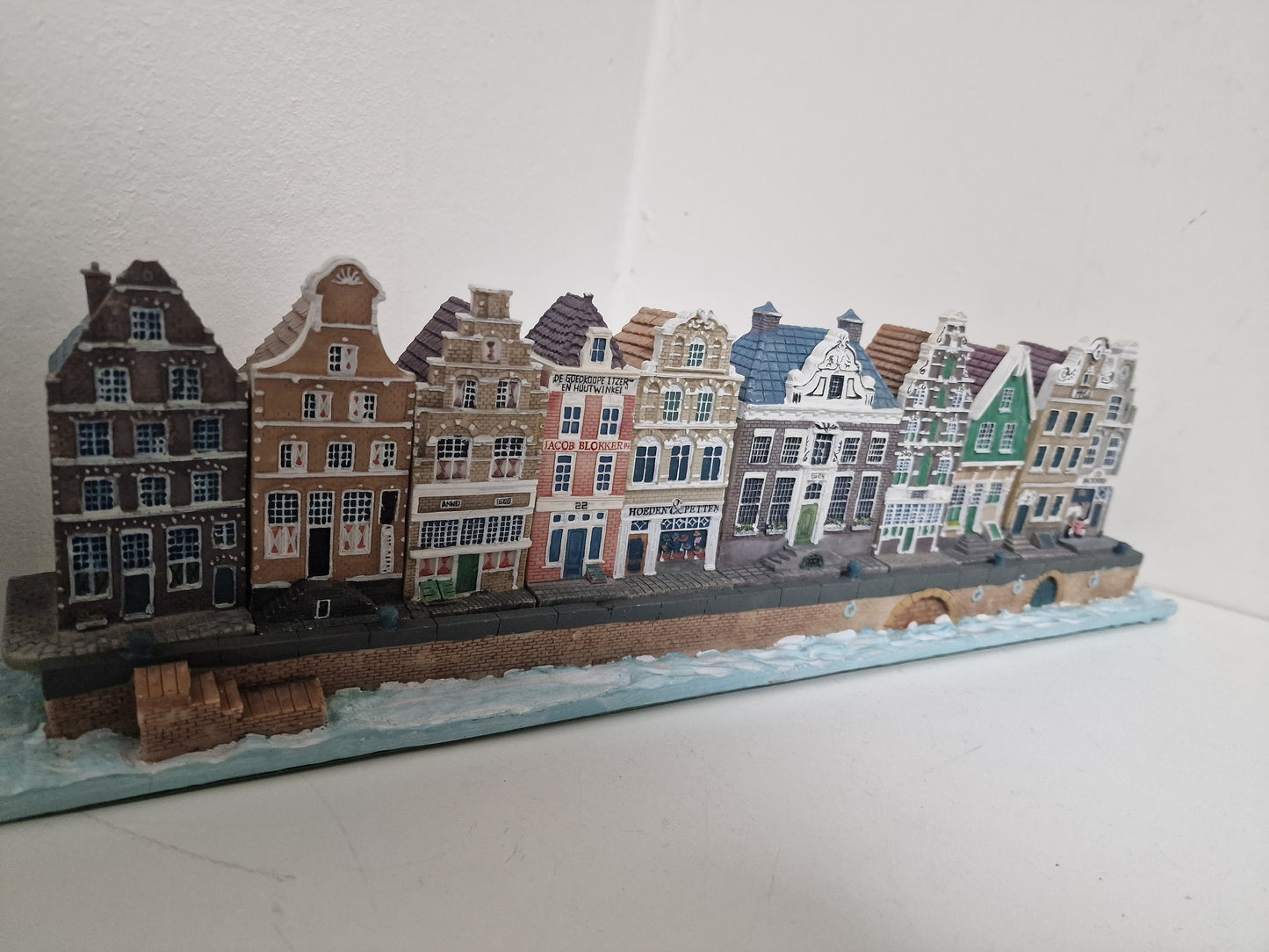 Hollandse dutch collectables Amsterdamse 'KLM' old handpainted Grachten huisjes, grachtenpand set of 10 houses on a display by Jacob Blokker