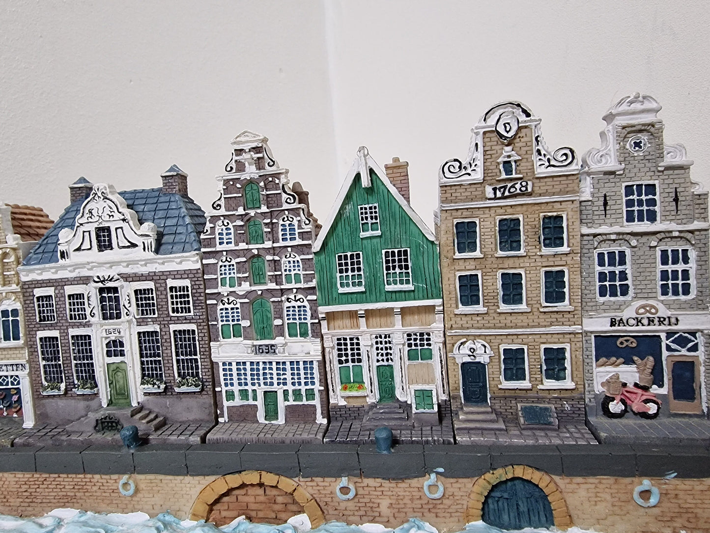 Hollandse dutch collectables Amsterdamse 'KLM' old handpainted Grachten huisjes, grachtenpand set of 10 houses on a display by Jacob Blokker