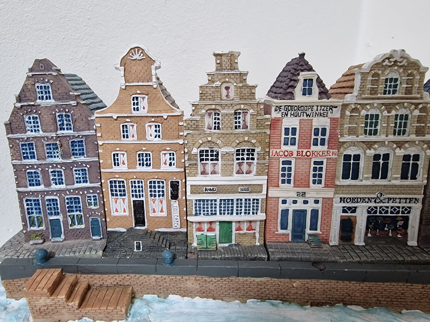 Hollandse dutch collectables Amsterdamse 'KLM' old handpainted Grachten huisjes, grachtenpand set of 10 houses on a display by Jacob Blokker
