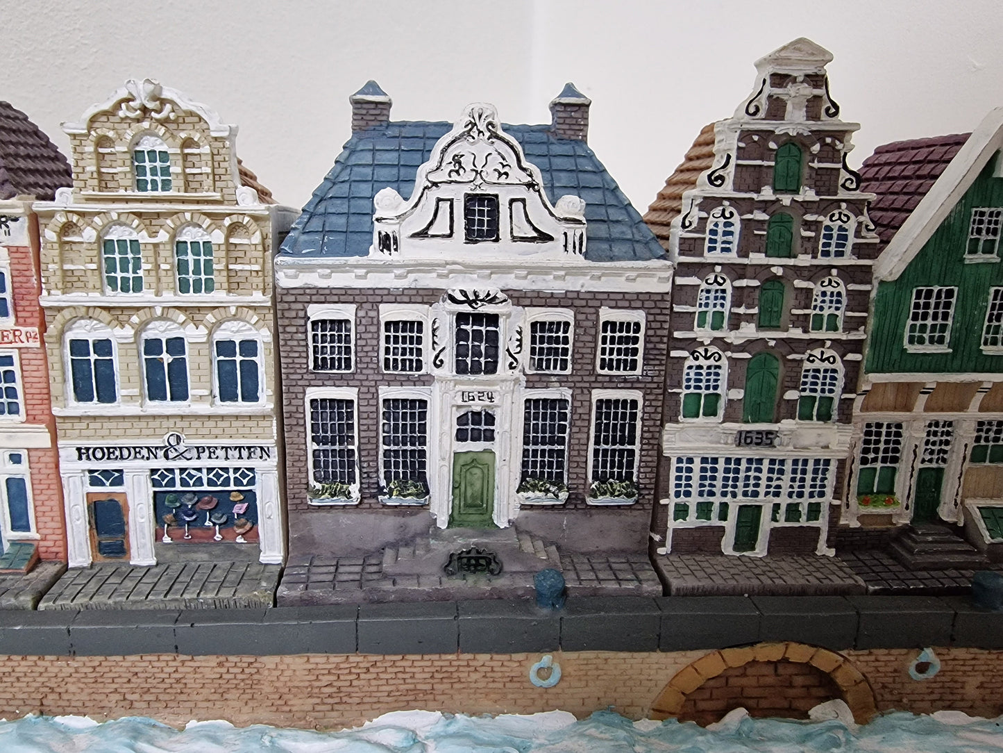Hollandse dutch collectables Amsterdamse 'KLM' old handpainted Grachten huisjes, grachtenpand set of 10 houses on a display by Jacob Blokker