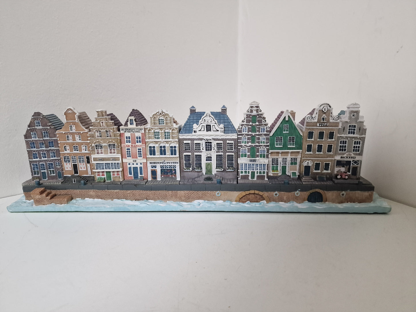 Hollandse dutch collectables Amsterdamse 'KLM' old handpainted Grachten huisjes, grachtenpand set of 10 houses on a display by Jacob Blokker