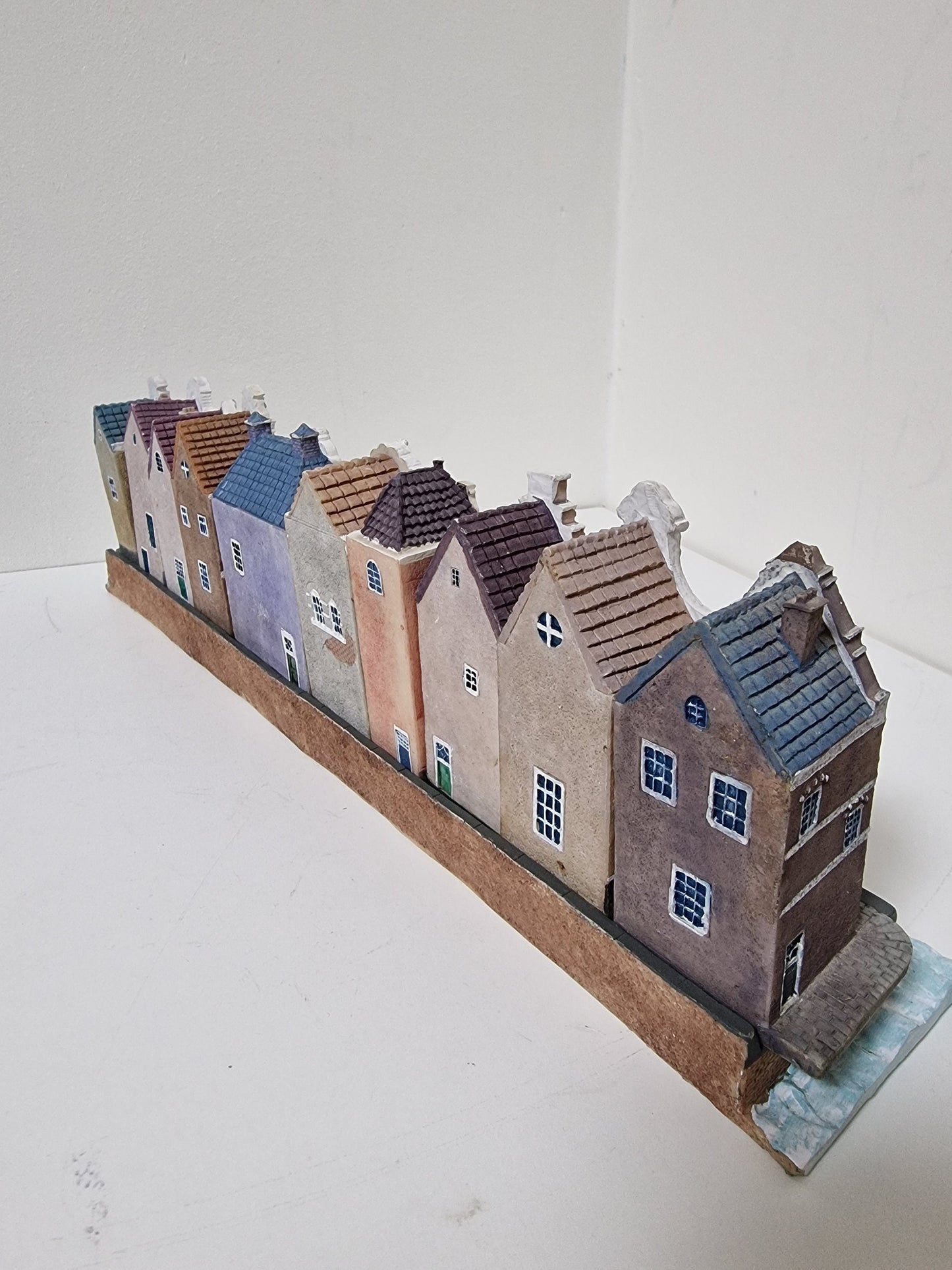 Hollandse dutch collectables Amsterdamse 'KLM' old handpainted Grachten huisjes, grachtenpand set of 10 houses on a display by Jacob Blokker