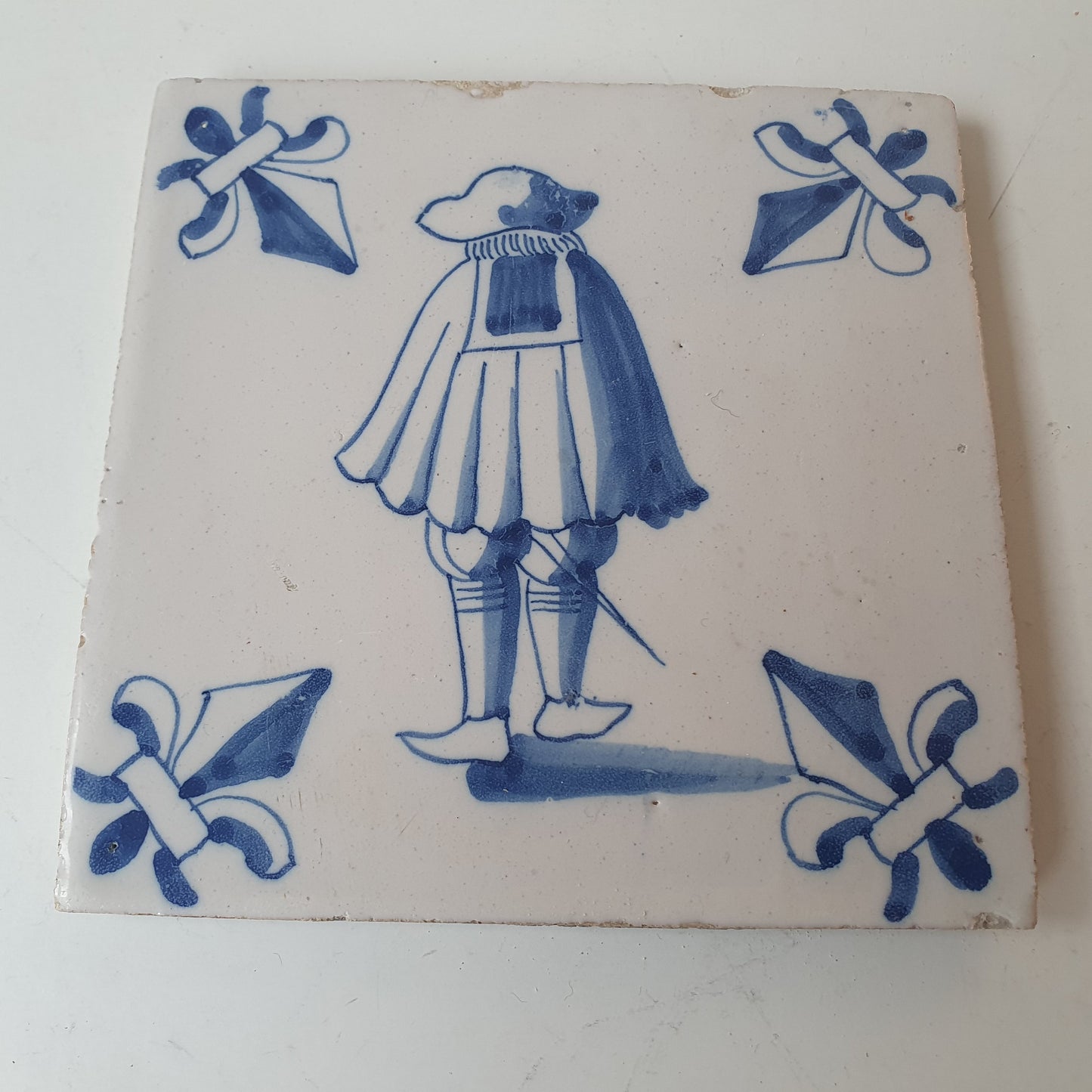 Nederlands antiek - tegel edelman , gedecoreerd met een lelie hoekmotief - gedateerd  1640