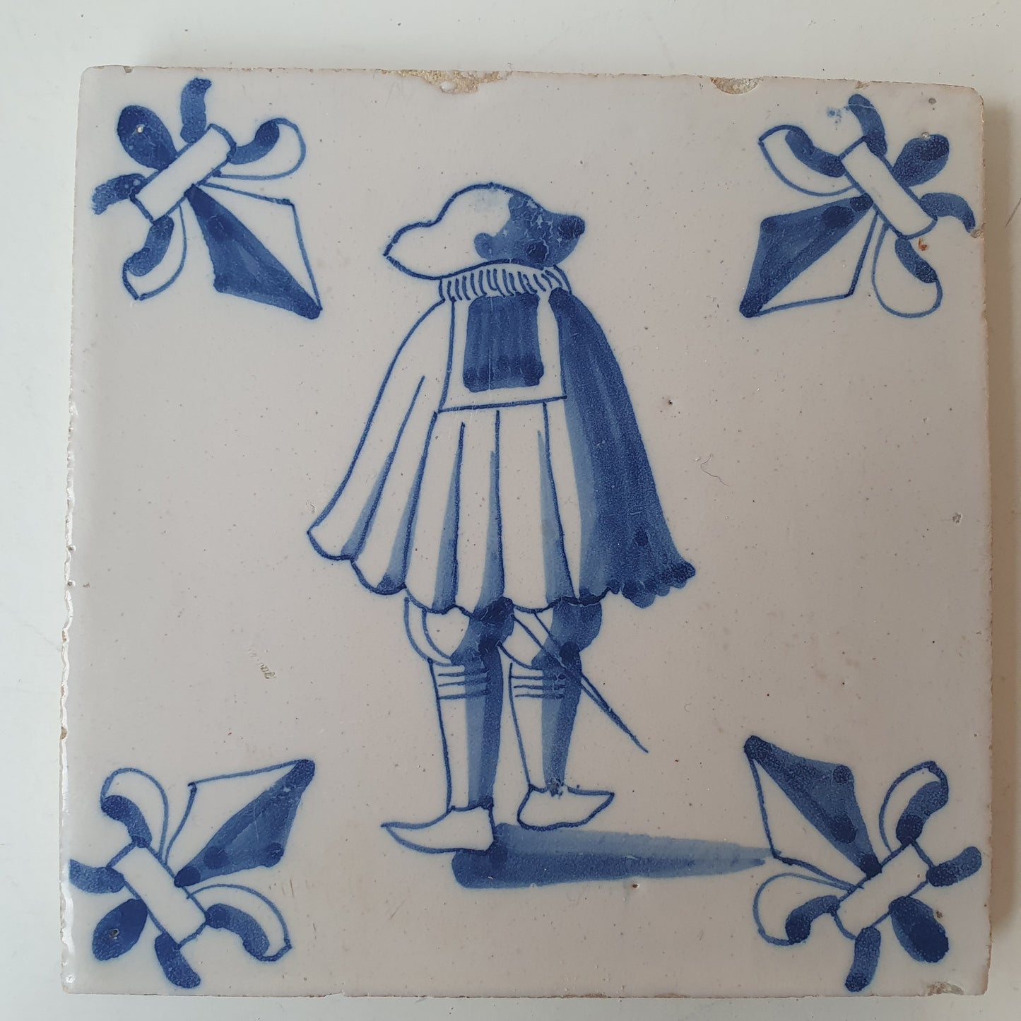 Nederlands antiek - tegel edelman , gedecoreerd met een lelie hoekmotief - gedateerd  1640