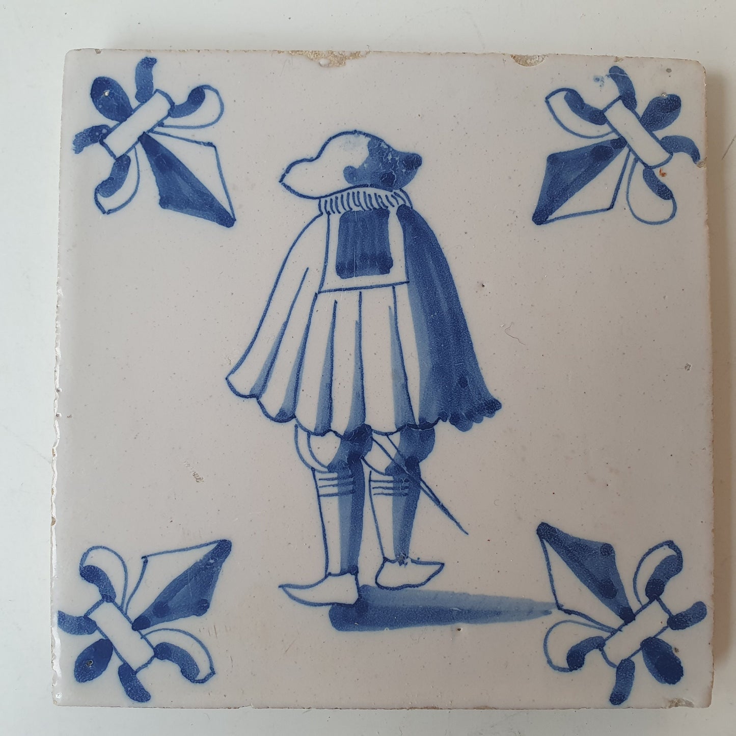 Nederlands antiek - tegel edelman , gedecoreerd met een lelie hoekmotief - gedateerd  1640