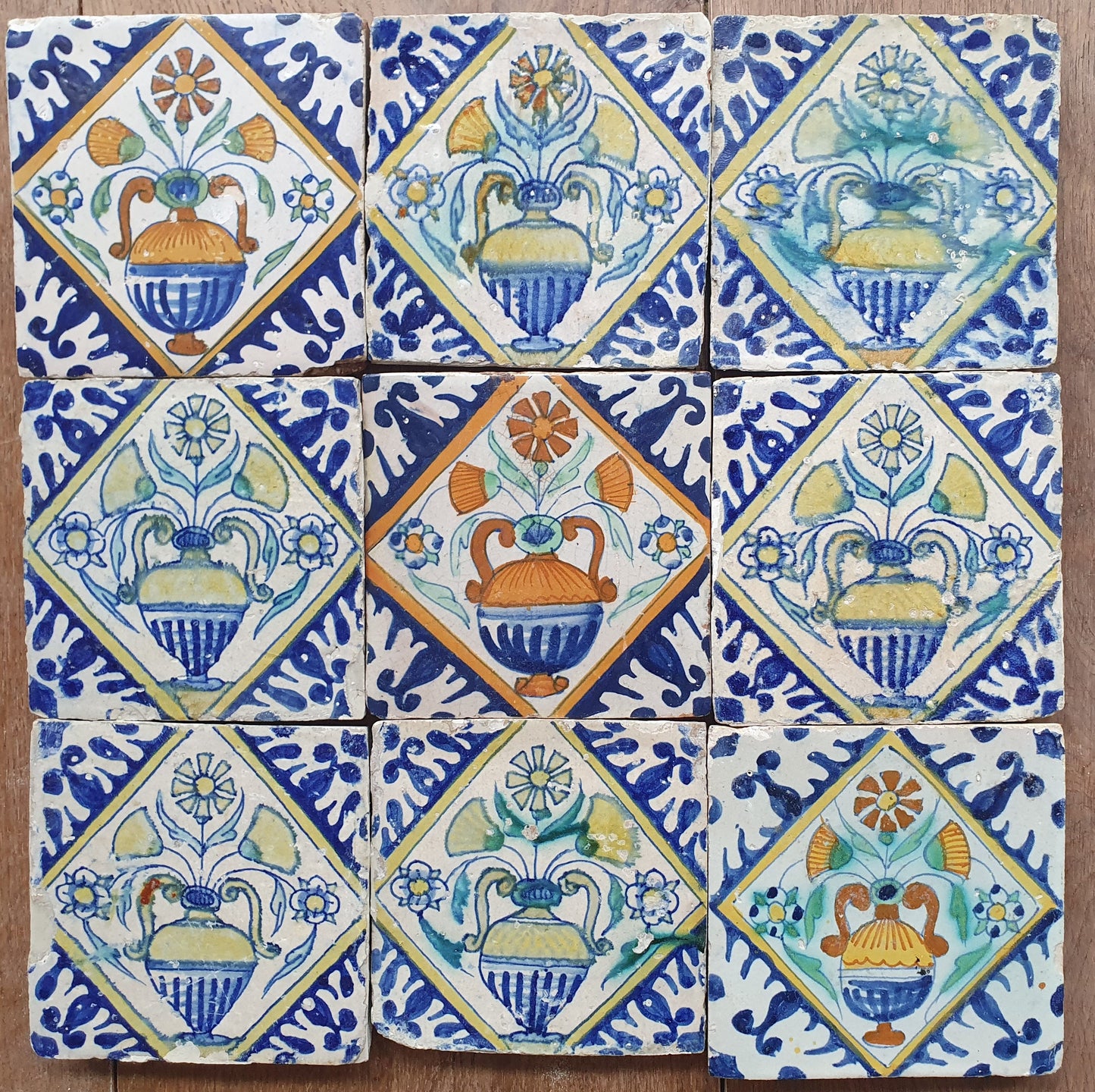 Nederlands antiek - polychroom -9  tegels met bloempot tilepanel - gedateerd 1640, Dutch tulip mania