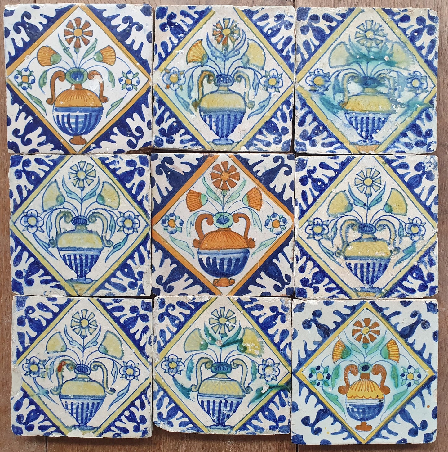 Nederlands antiek - polychroom -9  tegels met bloempot tilepanel - gedateerd 1640, Dutch tulip mania
