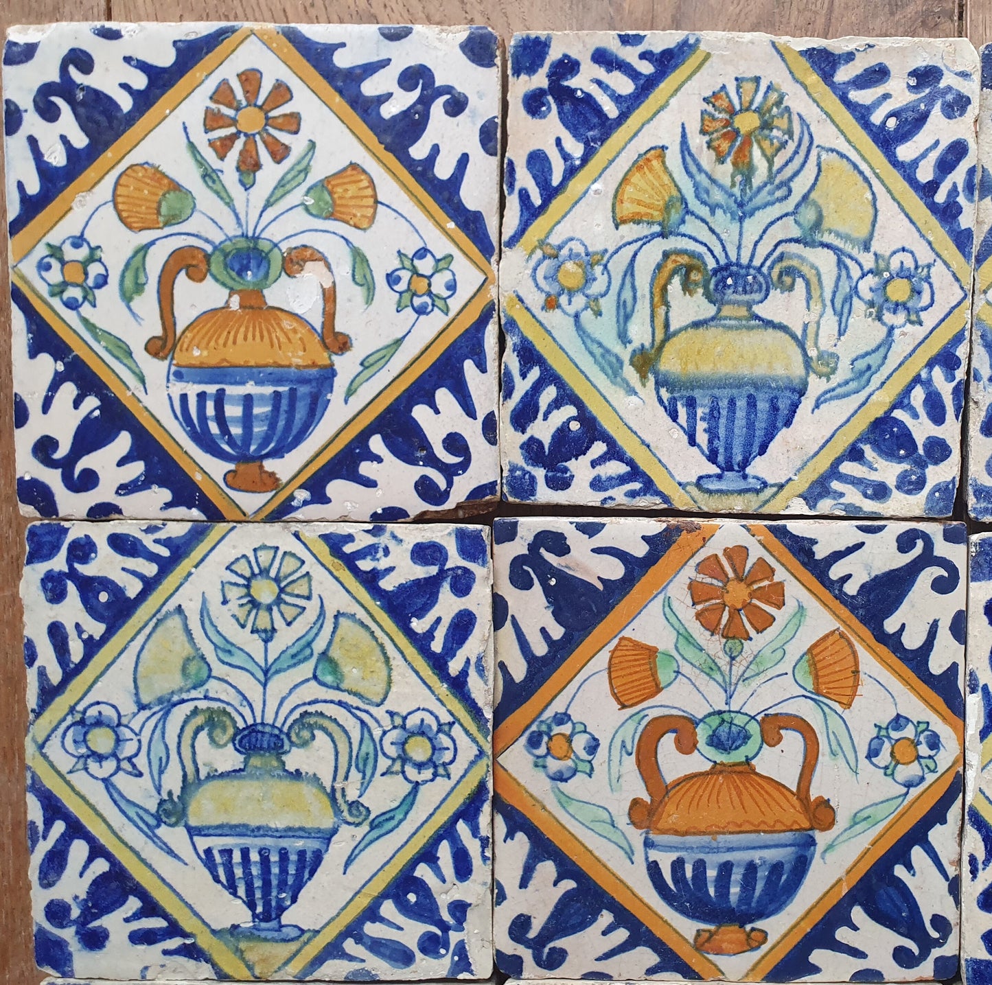 Nederlands antiek - polychroom -9  tegels met bloempot tilepanel - gedateerd 1640, Dutch tulip mania