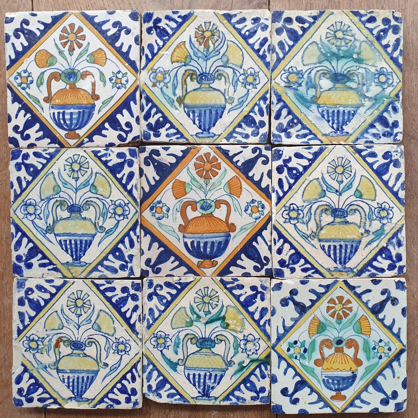 Nederlands antiek - polychroom -9  tegels met bloempot tilepanel - gedateerd 1640, Dutch tulip mania
