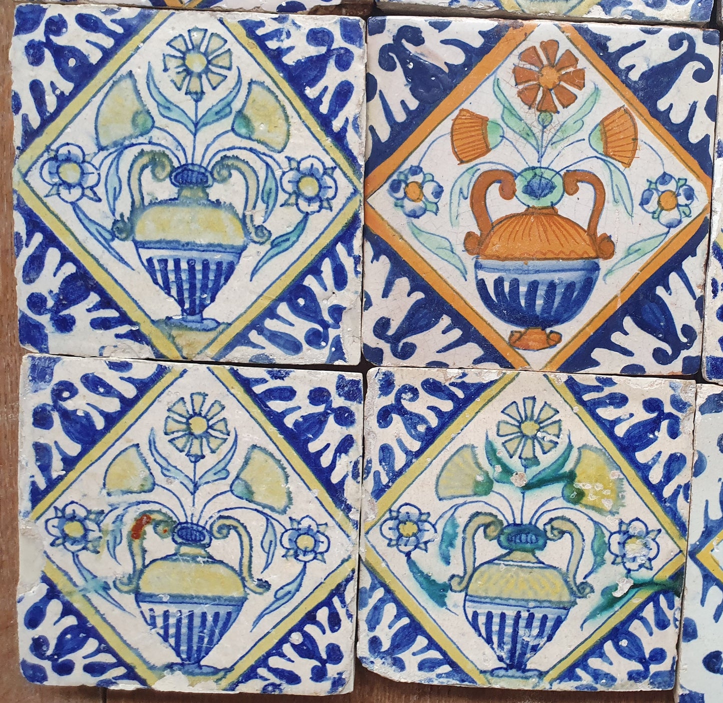 Nederlands antiek - polychroom -9  tegels met bloempot tilepanel - gedateerd 1640, Dutch tulip mania