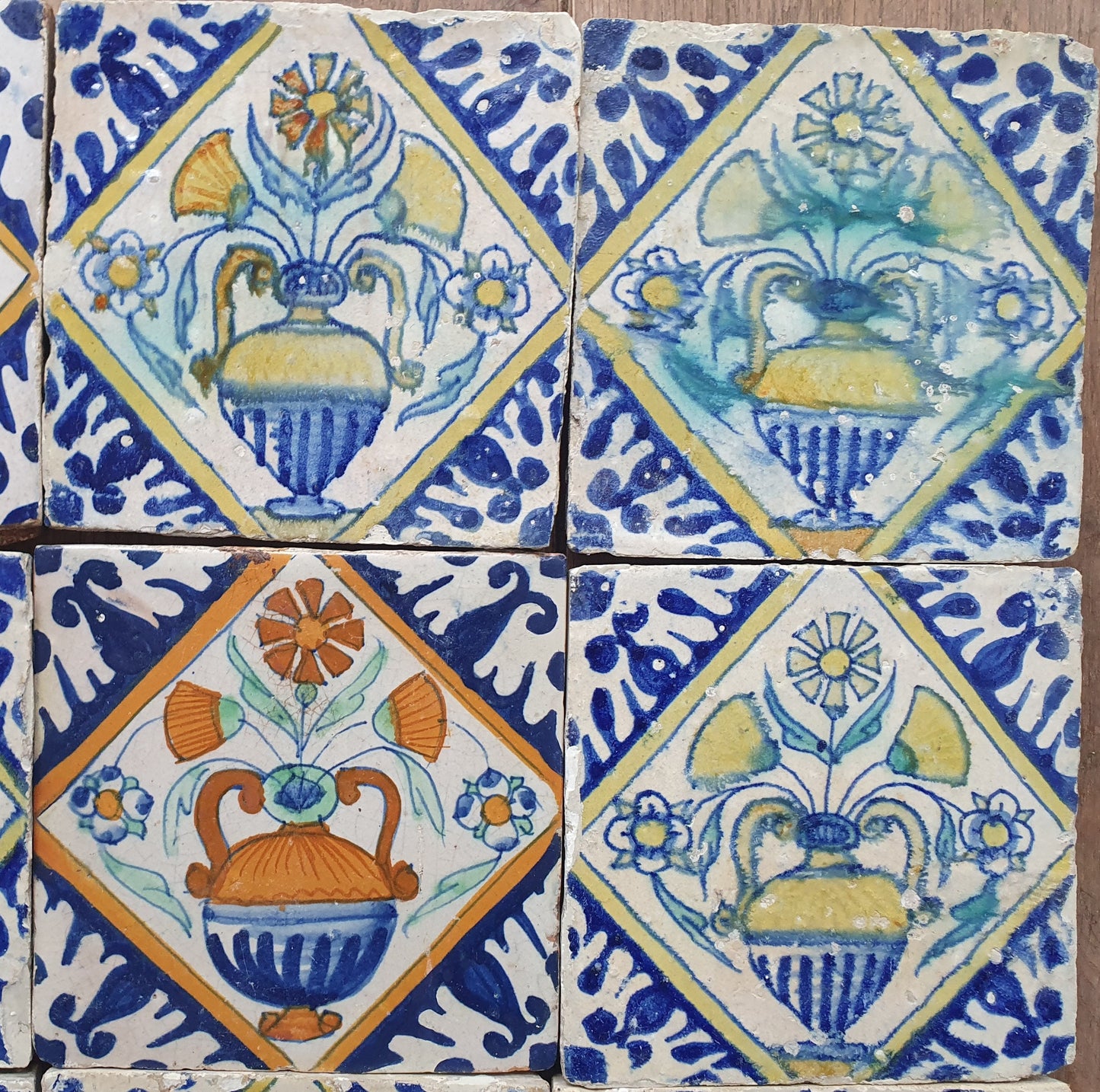 Nederlands antiek - polychroom -9  tegels met bloempot tilepanel - gedateerd 1640, Dutch tulip mania