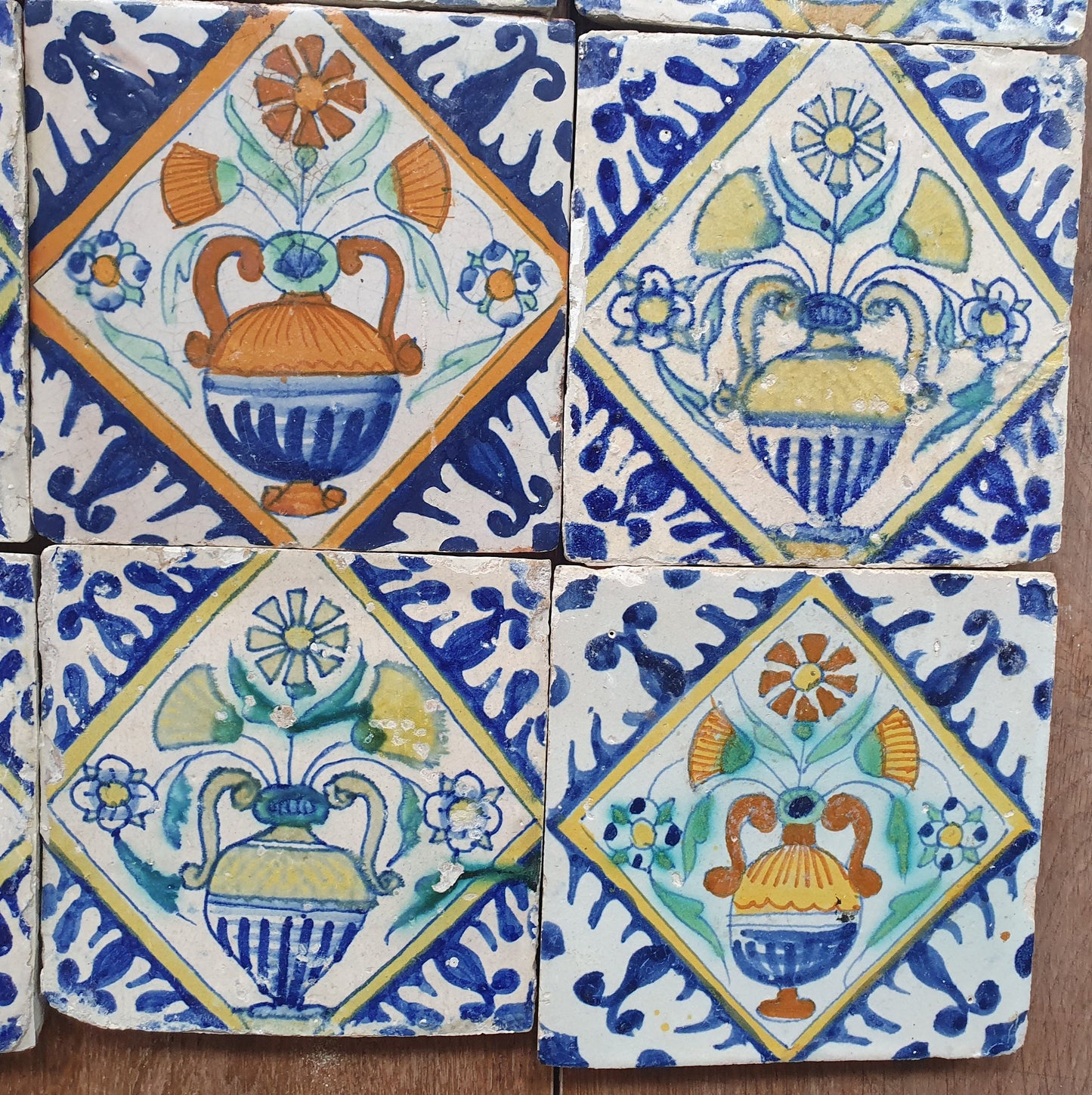 Nederlands antiek - polychroom -9  tegels met bloempot tilepanel - gedateerd 1640, Dutch tulip mania