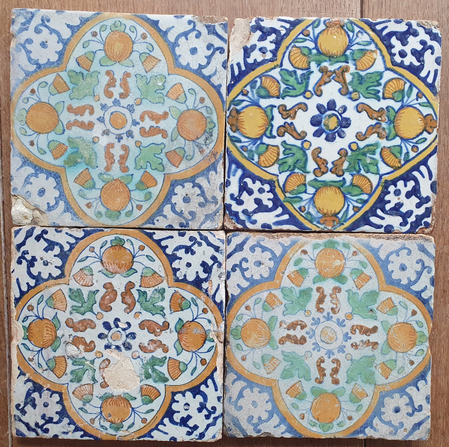 Nederlands antiek - polychroom -4  ornament tegels tilepanel - gedateerd 1640,