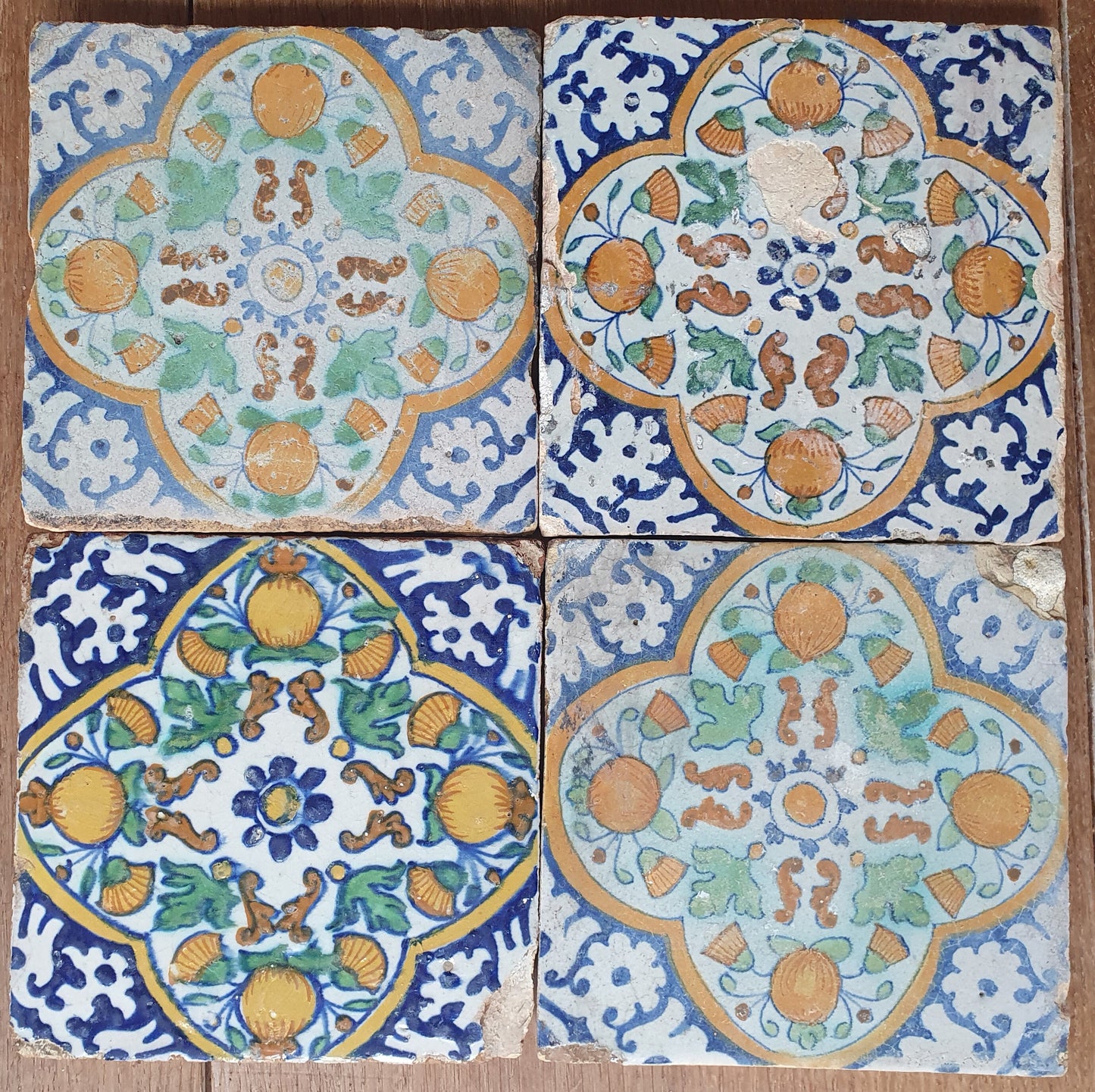 Nederlands antiek - polychroom -4  ornament tegels tilepanel - gedateerd 1640,