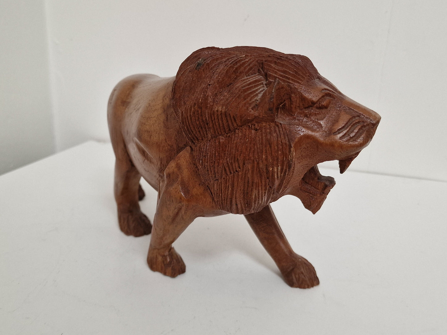 old lion leeuw  Statue handcarved  figurine wood handcarved
