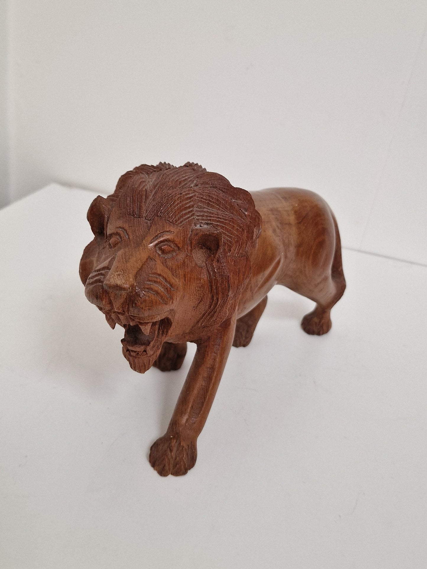 old lion leeuw  Statue handcarved  figurine wood handcarved