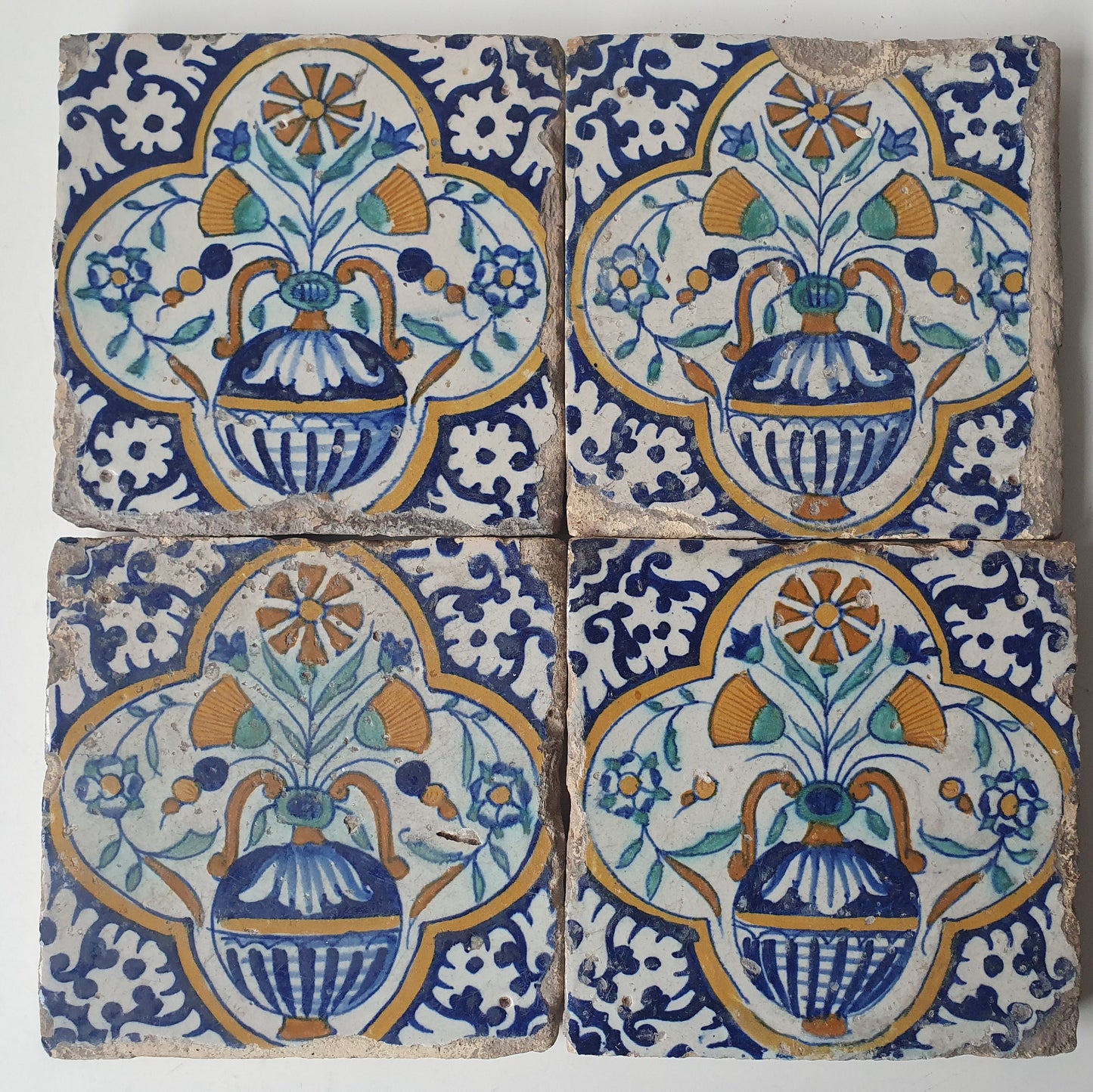 Nederlands antiek - polychroom -4  tegels met bloempot - tilepanel gedateerd 1640, Dutch tulip mania