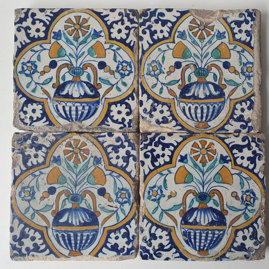Nederlands antiek - polychroom -4  tegels met bloempot - tilepanel gedateerd 1640, Dutch tulip mania
