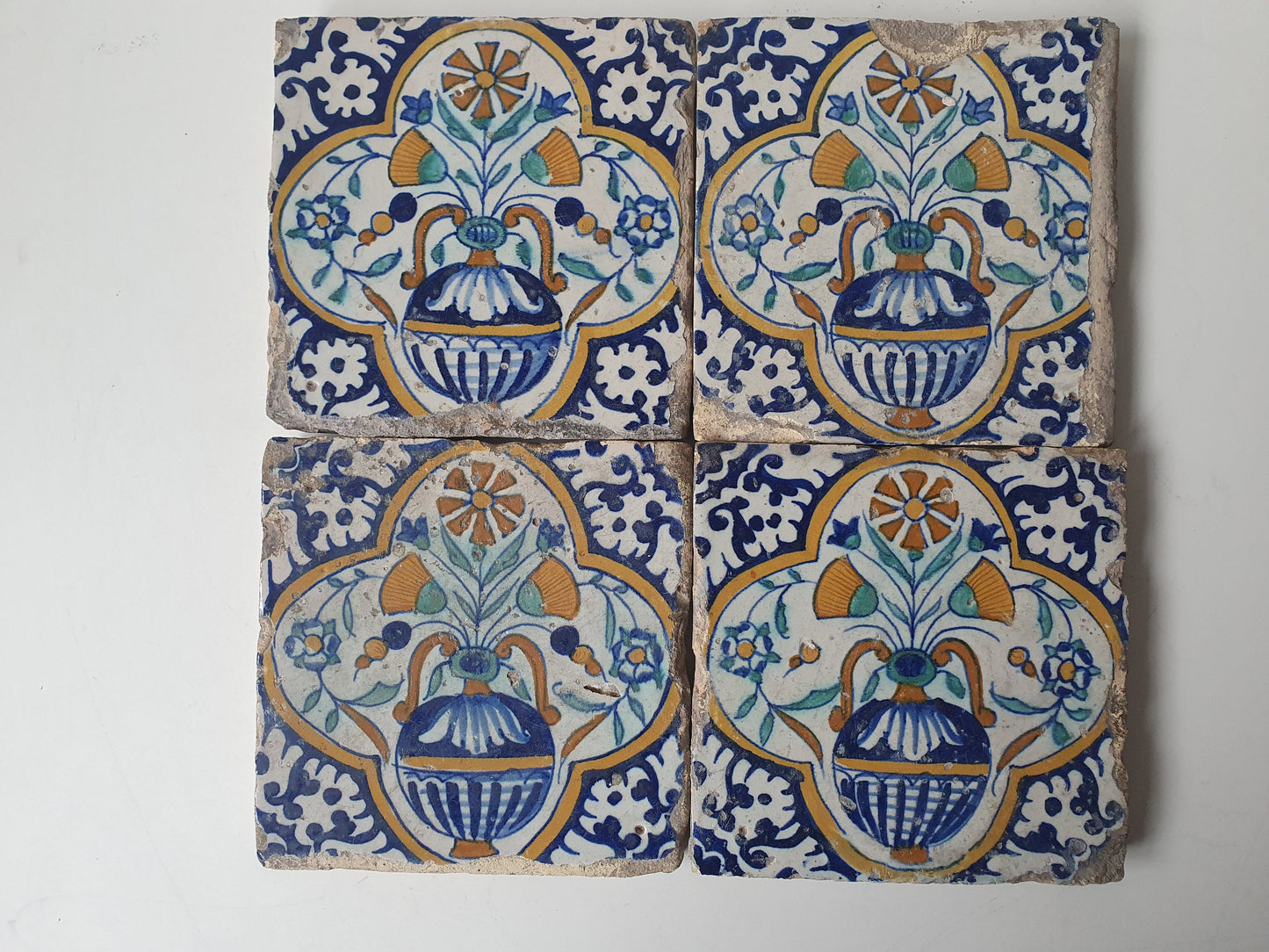 Nederlands antiek - polychroom -4  tegels met bloempot - tilepanel gedateerd 1640, Dutch tulip mania