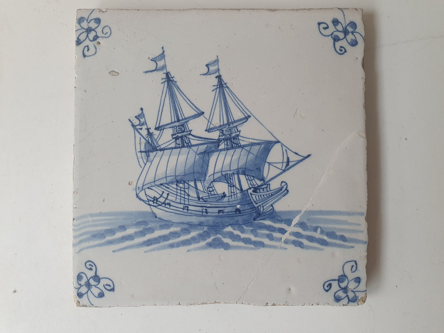 dutch delft tile boat  ship - Hollands schip, spinnekop hoekmotief - gedateerd  17th, three masted driemaster