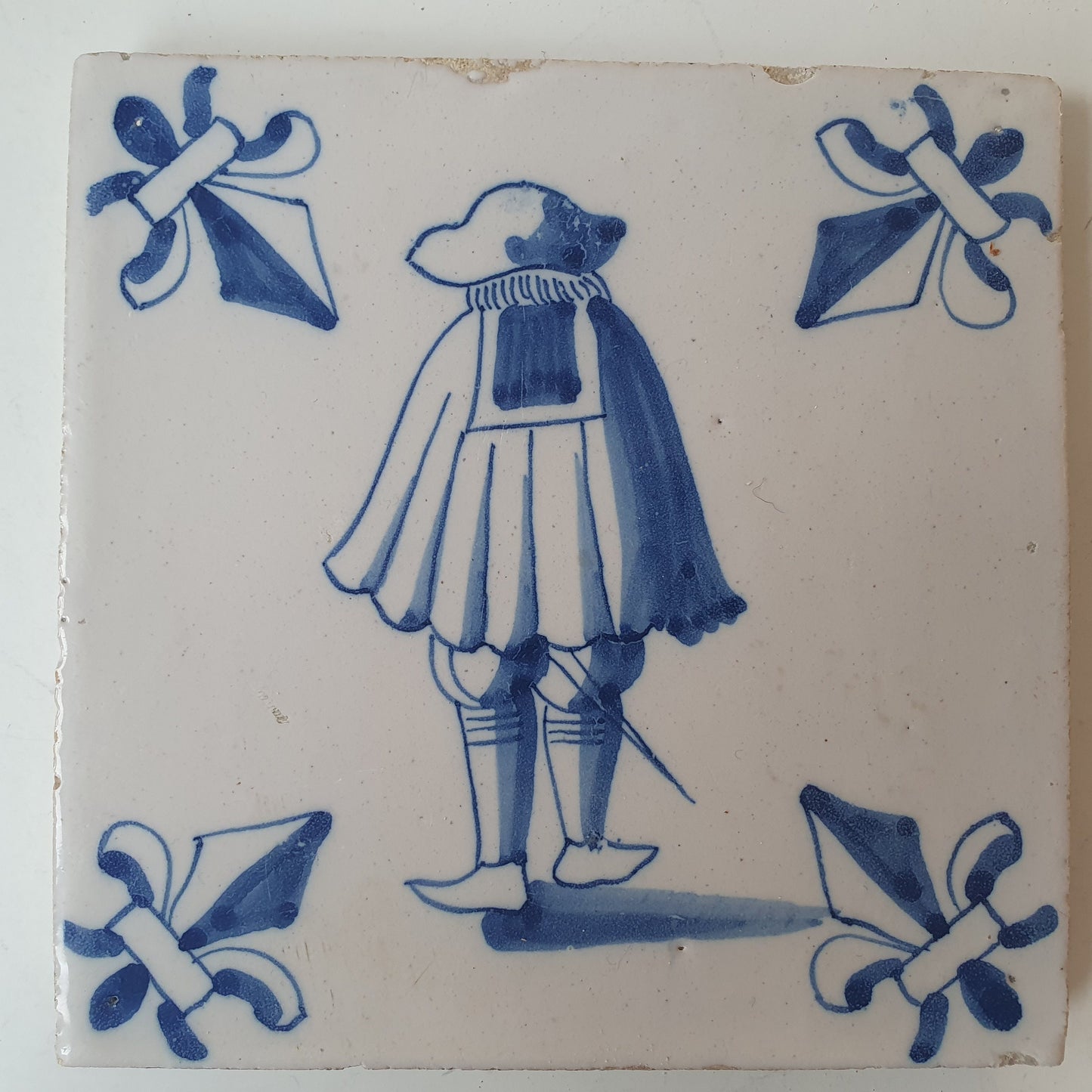 Nederlands antiek - tegel edelman , gedecoreerd met een lelie hoekmotief - gedateerd  1640