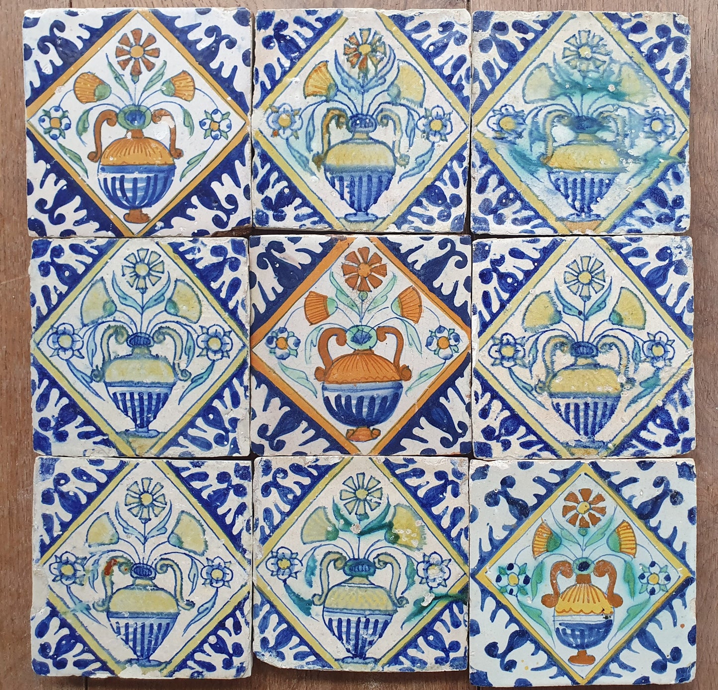 Nederlands antiek - polychroom -9  tegels met bloempot tilepanel - gedateerd 1640, Dutch tulip mania